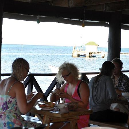 Ratu Kini Backpackers And Dive Resort Mana Island Exterior photo