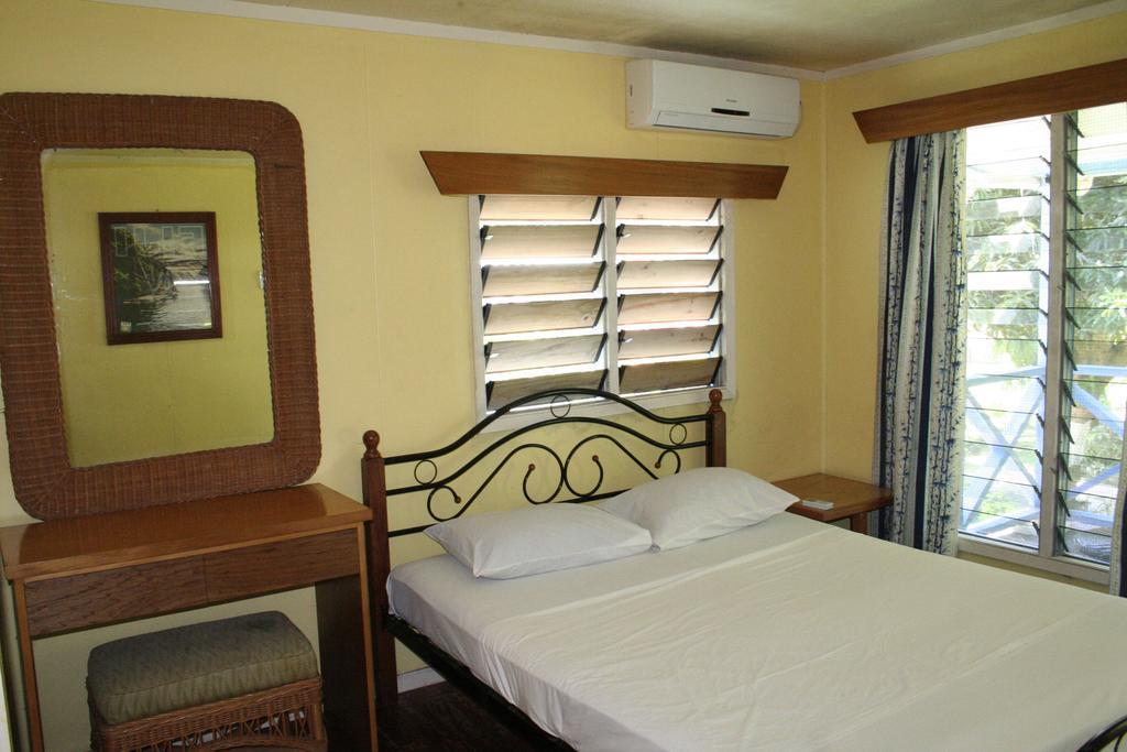Ratu Kini Backpackers And Dive Resort Mana Island Room photo