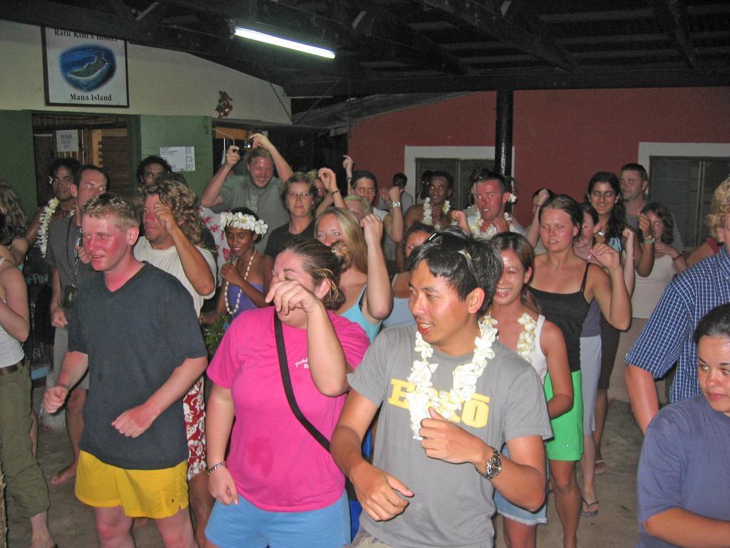 Ratu Kini Backpackers And Dive Resort Mana Island Exterior photo