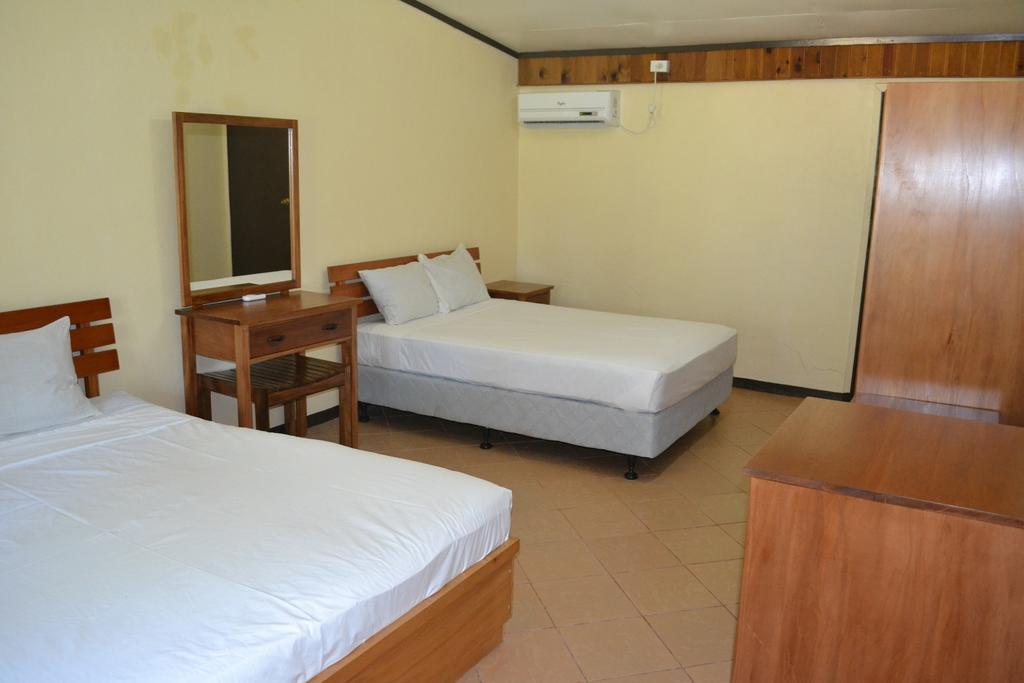 Ratu Kini Backpackers And Dive Resort Mana Island Room photo