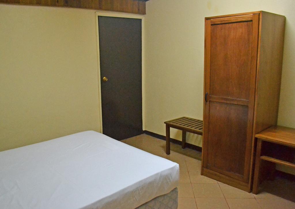 Ratu Kini Backpackers And Dive Resort Mana Island Room photo