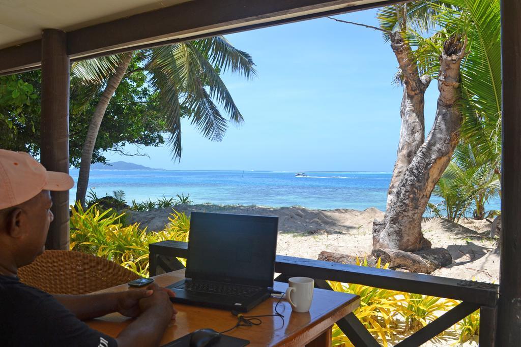 Ratu Kini Backpackers And Dive Resort Mana Island Room photo