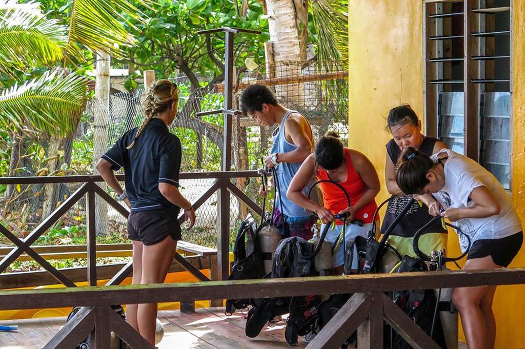 Ratu Kini Backpackers And Dive Resort Mana Island Exterior photo