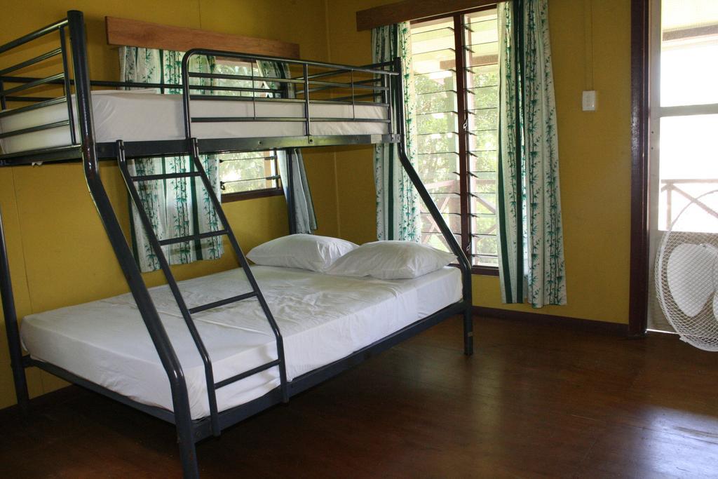 Ratu Kini Backpackers And Dive Resort Mana Island Exterior photo