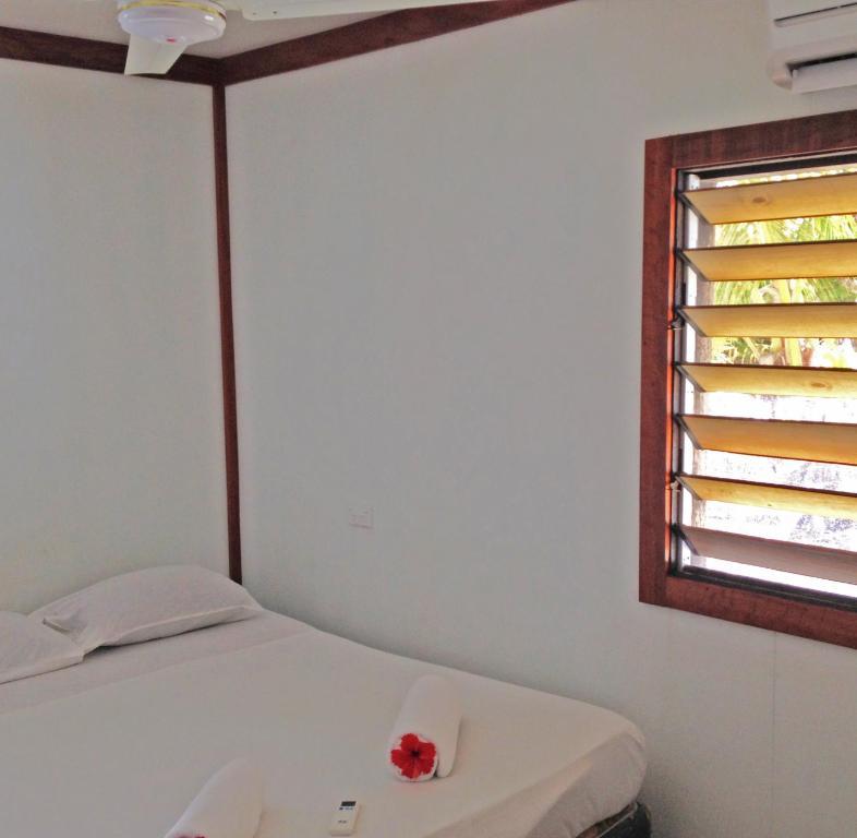 Ratu Kini Backpackers And Dive Resort Mana Island Room photo