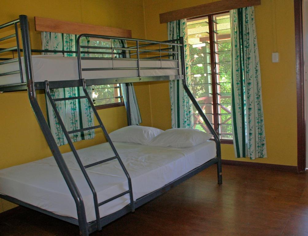 Ratu Kini Backpackers And Dive Resort Mana Island Room photo
