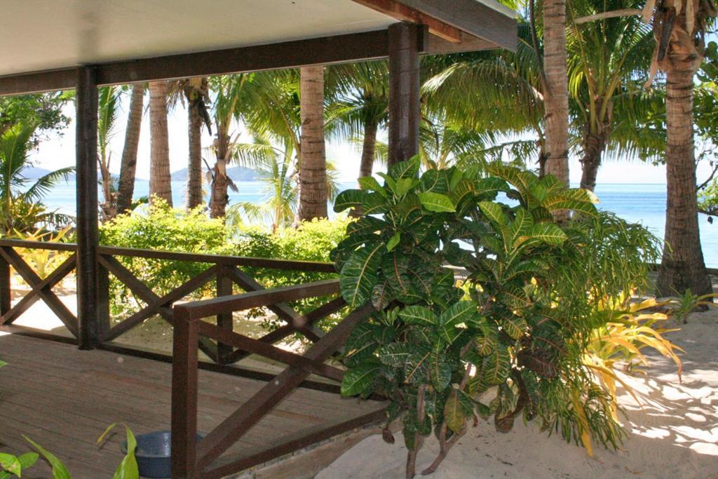 Ratu Kini Backpackers And Dive Resort Mana Island Room photo
