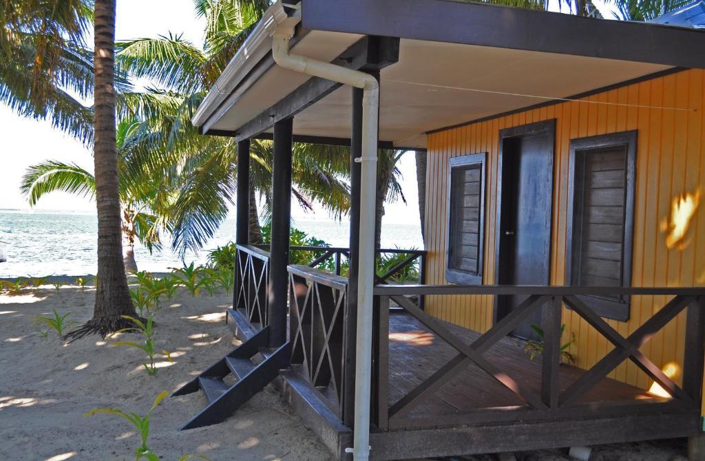 Ratu Kini Backpackers And Dive Resort Mana Island Room photo