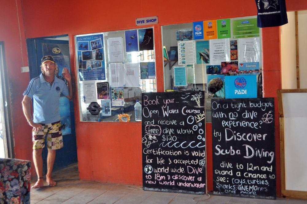 Ratu Kini Backpackers And Dive Resort Mana Island Exterior photo