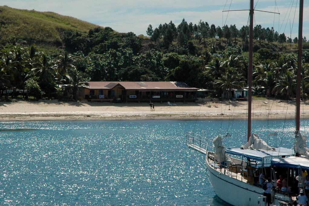 Ratu Kini Backpackers And Dive Resort Mana Island Exterior photo