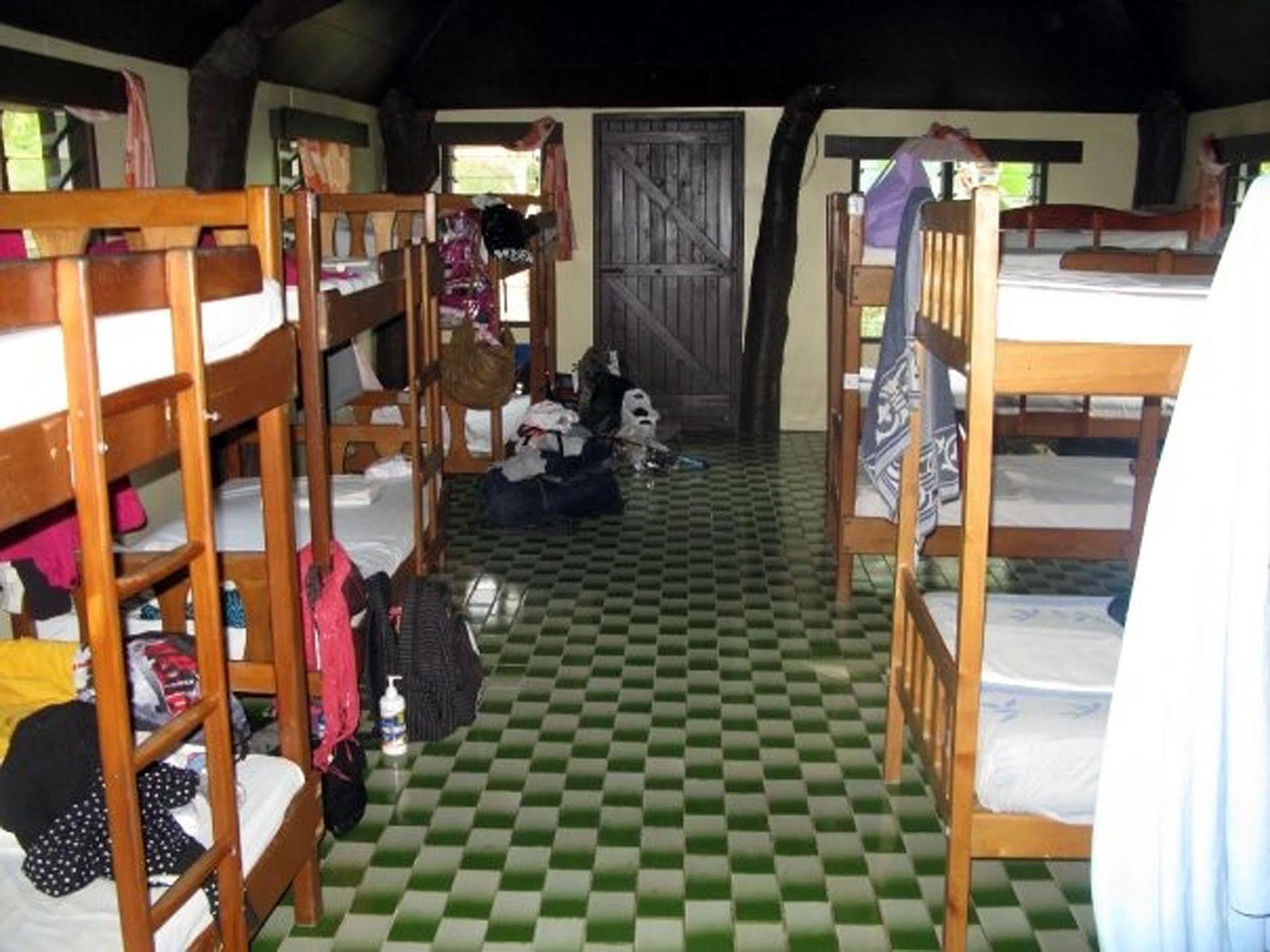 Ratu Kini Backpackers And Dive Resort Mana Island Exterior photo
