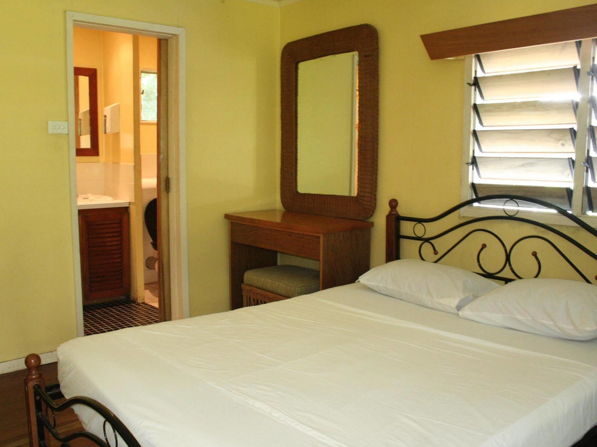 Ratu Kini Backpackers And Dive Resort Mana Island Exterior photo