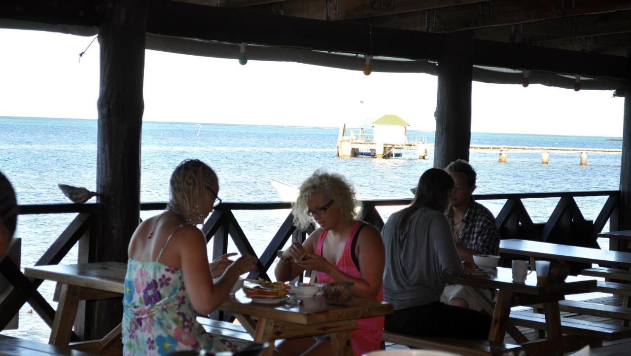 Ratu Kini Backpackers And Dive Resort Mana Island Exterior photo
